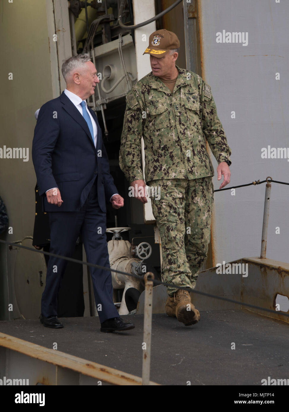 171221-N-RL456-0164 MAYPORT, Fla. (dec. n. 21, 2017) Segretario della Difesa Jim Mattis, sinistro e posteriore Adm. Sean Buck, comandante della U.S. Le forze di comando meridionale/STATI UNITI 4a flotta, destra, partono le Amphibious Assault nave USS Iwo Jima (LHD 7) in seguito ad una tutte le mani con la chiamata con i marinai e Marines assegnati ai comandi in tutto il Jacksonville, Florida Navy Tri-area di base. (U.S. Foto di Marina di Massa lo specialista di comunicazione 2a classe Hunter S. Harwell/rilasciato) Foto Stock