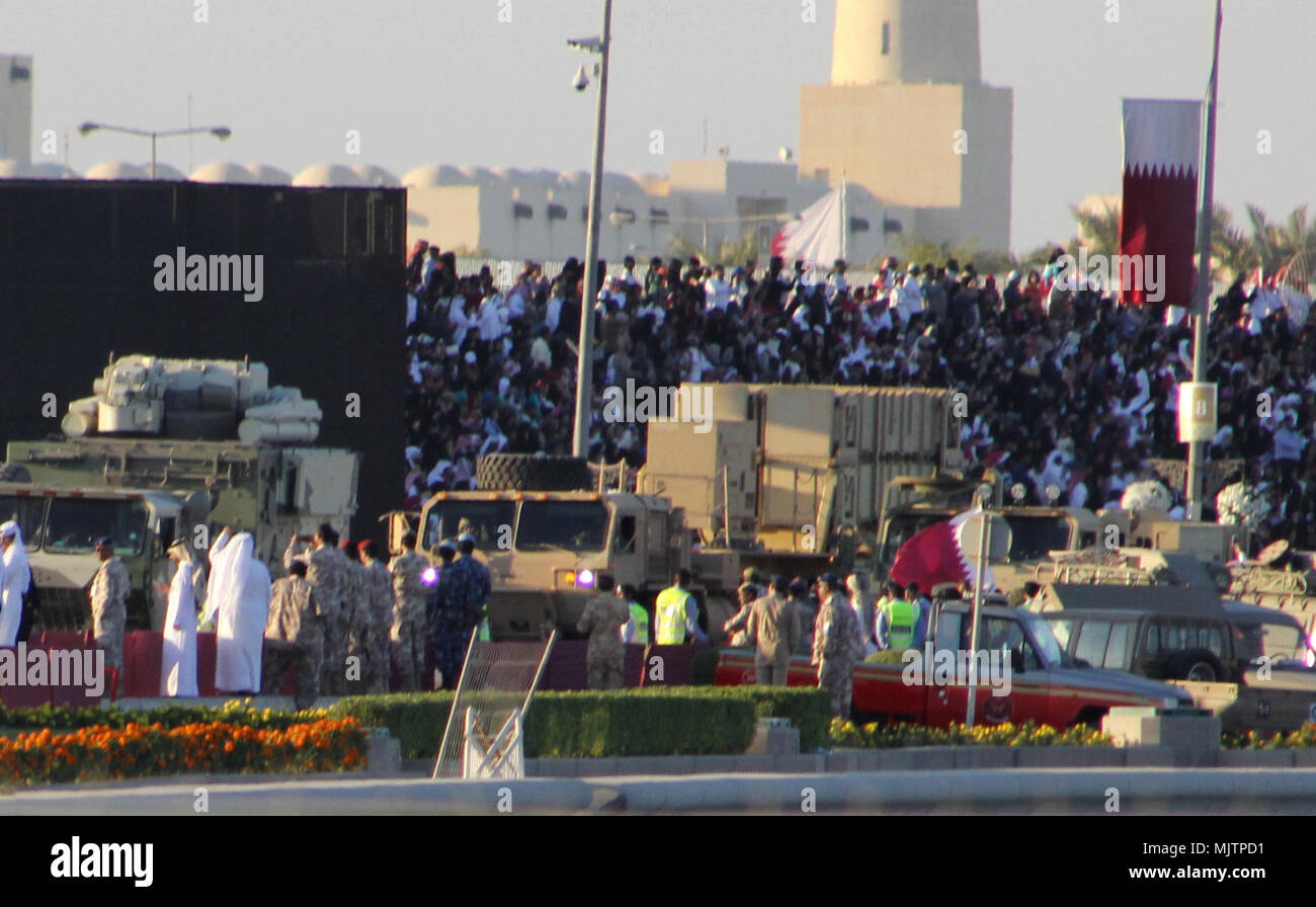 2nd Battalion, 43rd Air Defense Artillery Regiment serve all'interno dell'11th Air Defense Artillery Brigade dell'esercito degli Stati Uniti. Il 18 dicembre 2017, il battaglione ha esposto un lanciamissili MIM-104 Patriot durante la Qatar National Day Parade a Doha, in Qatar. L'immagine d'archivio documenta il veicolo di artiglieria della difesa aerea gestito dal personale dell'esercito nella processione cerimoniale. Foto Stock