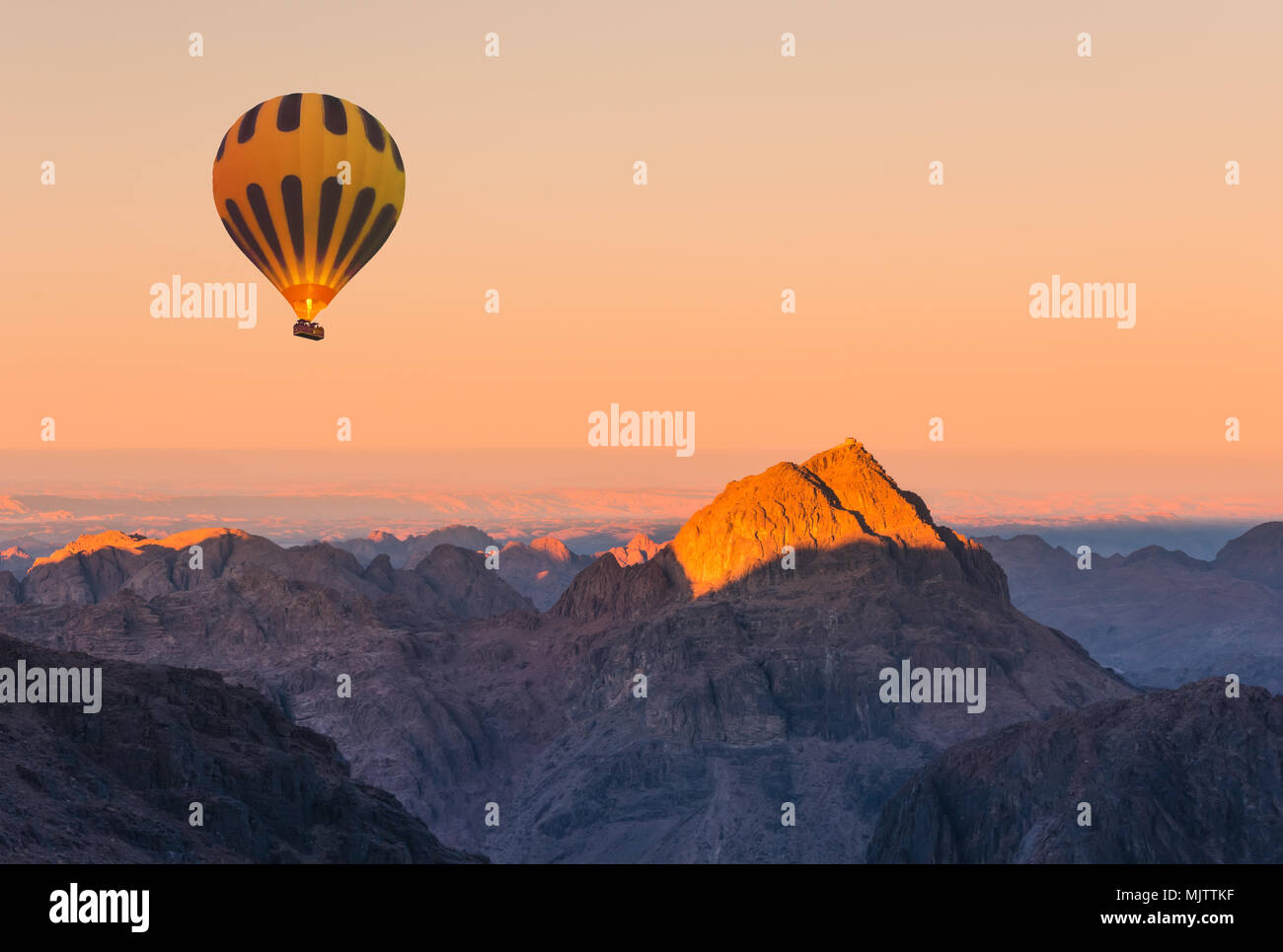 In mongolfiera ad aria calda sul Monte di Mosè sul Sinai al tramonto, nel deserto del Sinai Egitto Foto Stock