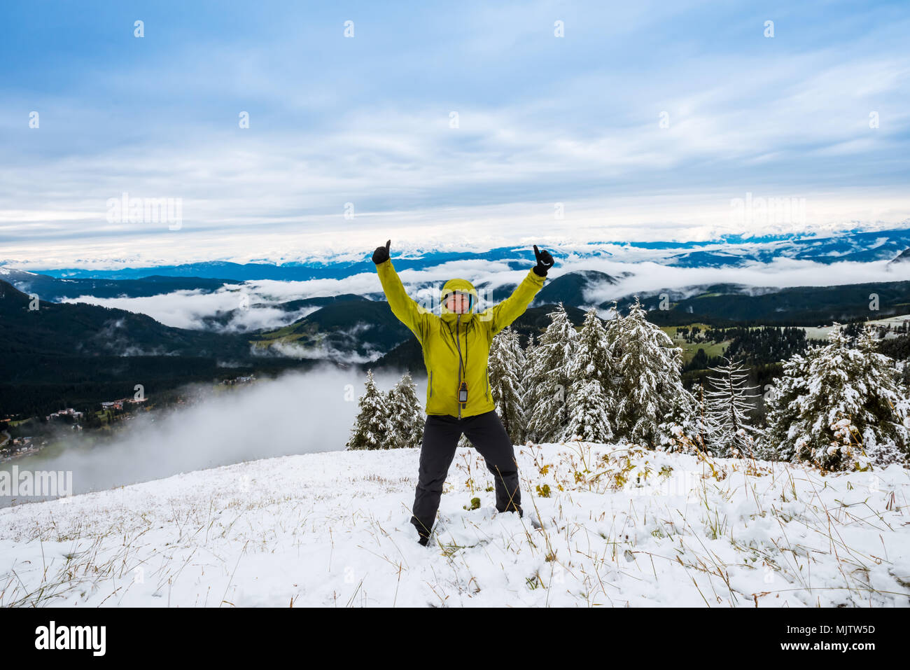 Donna di mezza età sul picco di montagna contro le splendide montagne di viaggio conquista il successo Foto Stock