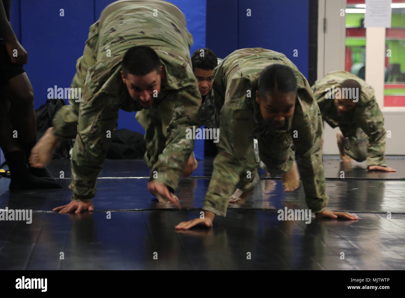 Stati Uniti I soldati dell esercito assegnato alla 55th Signal Company (lotta contro la telecamera) eseguire porta crawl come parte della rotazione di allenamento fisico warm-ups durante durante il Basic Combatives corsi a Gaffney Centro Fitness situato a Fort George G Meade, Maryland, Dic 11, 2017. L'esercito combatives programma unità migliora la Combat Readiness mediante la costruzione di soldati' personale coraggio, fiducia e resilienza nonché la loro reattività situazionale al vicino quartiere minacce in un ambiente operativo.. (U.S. Esercito foto di Spc. Enrique Lozano) Foto Stock