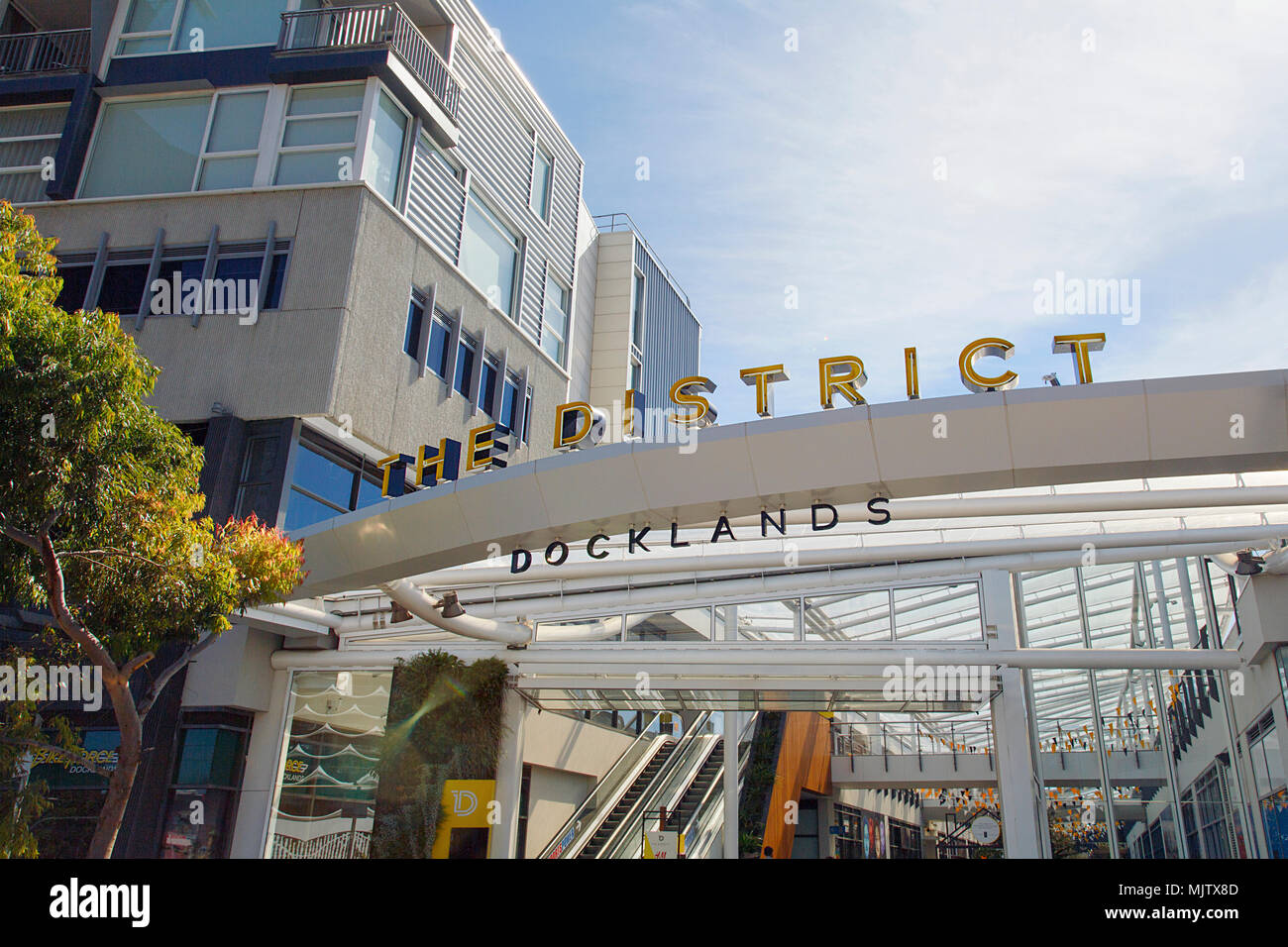Melbourne, Australia: 07 Aprile 2018: Street view per l'ingresso al quartiere di Docklands shopping mall nella rinnovata e rivitalizzata Newquay. Foto Stock