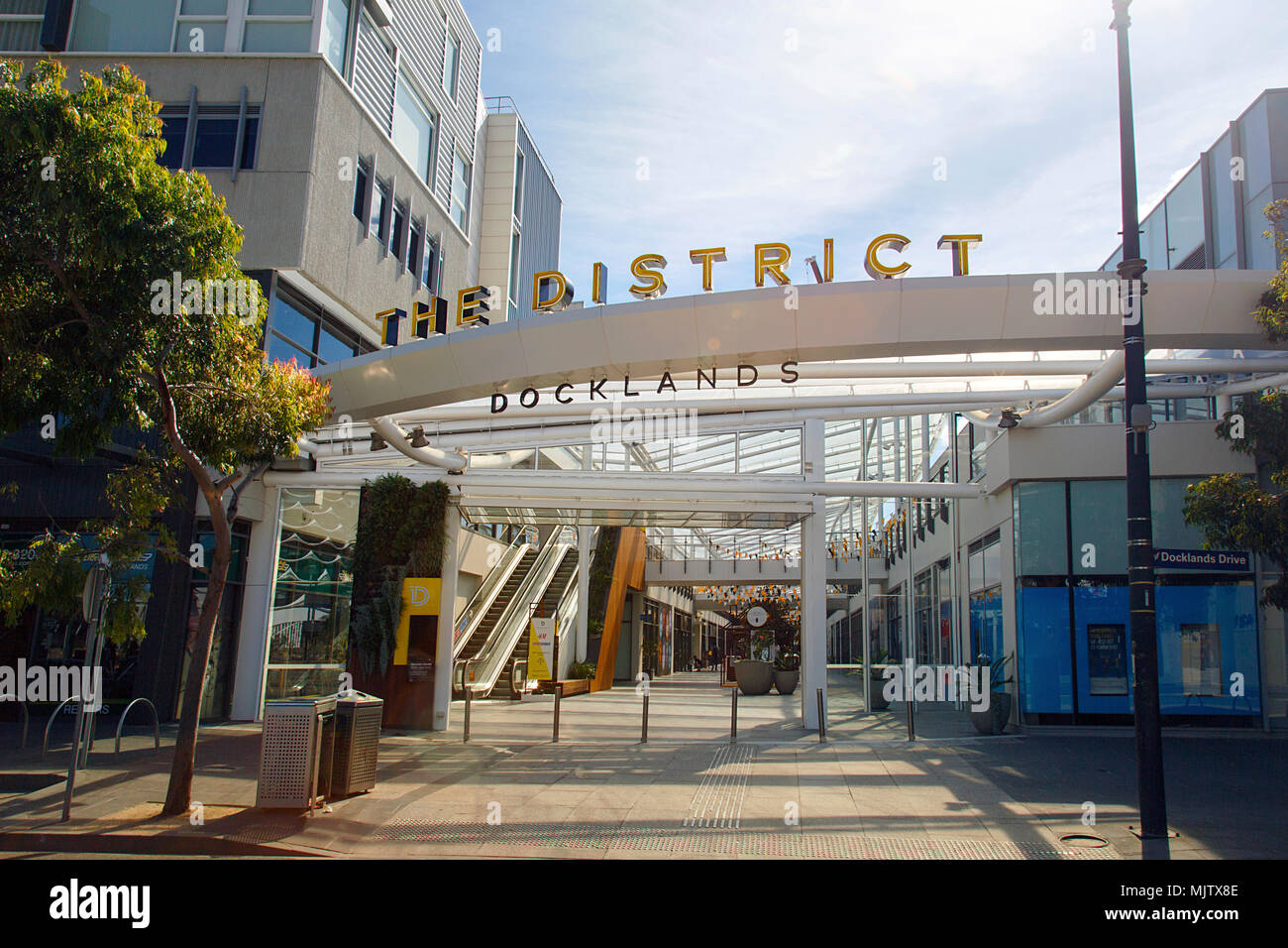Melbourne, Australia: 07 Aprile 2018: Street view per l'ingresso al quartiere di Docklands shopping mall nella rinnovata e rivitalizzata Newquay. Foto Stock