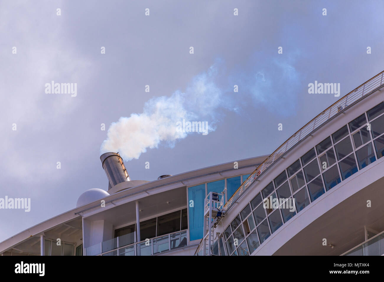 Aumento di scarico dal fumaiolo di una nave da crociera Foto Stock