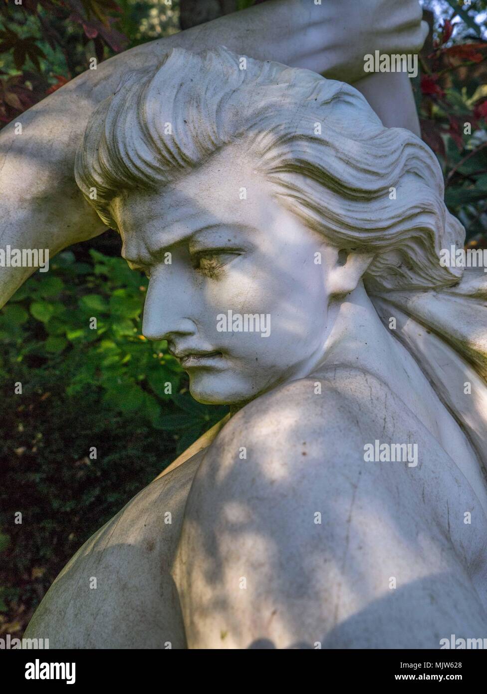 Bella e suggestiva, energico il bronzo e il giardino di pietra statuaria formale nel giardino a Forest Glade Giardini in Mt Macedon, Australia. Foto Stock