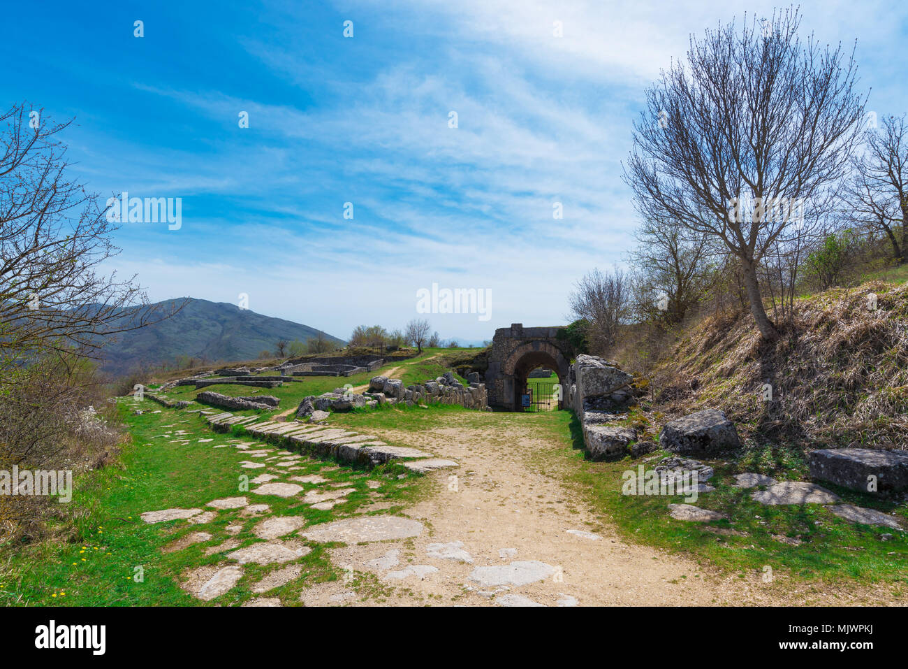 Alba Fucens (Italia) - Un suggestivo sito archeologico romano con anfiteatro, in un parco pubblico di fronte al Monte Velino mountain con neve, Abruzzo Foto Stock