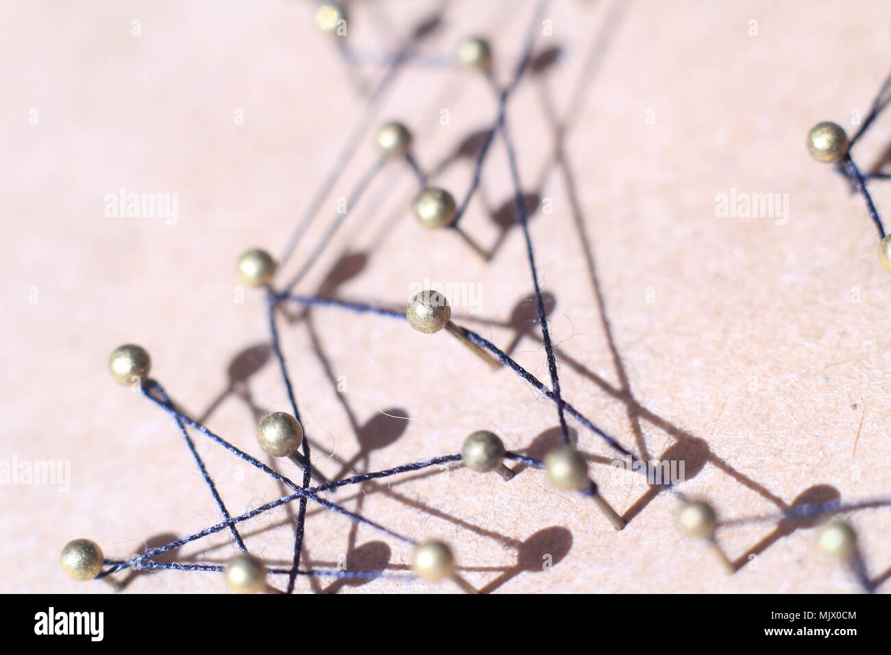 Concetto di una rete sociale con il leader di una struttura di gestione con le tiranterie e di interazione Foto Stock