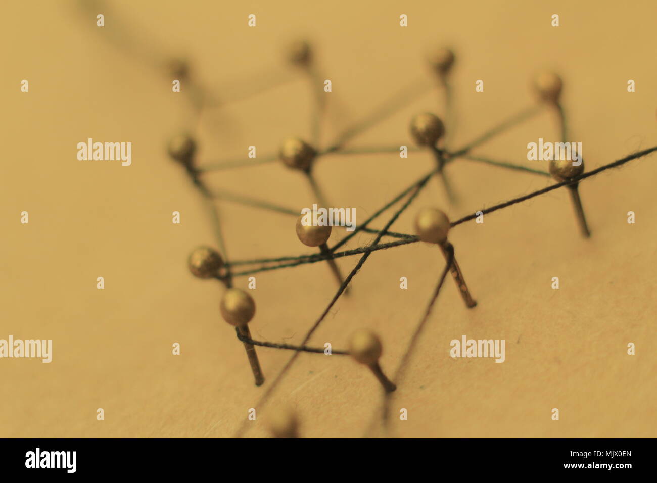 Concetto di una rete sociale con il leader di una struttura di gestione con le tiranterie e di interazione Foto Stock