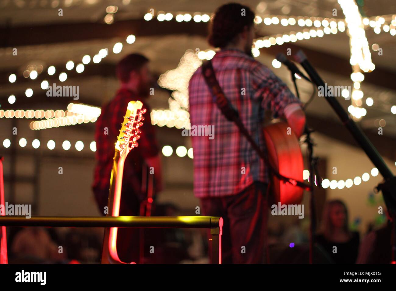 Di Yakima, Washington / STATI UNITI D'America - 22 Gennaio 2017: Locale country e western band suona per una folla di persone a un asta di beneficenza e la cena. Foto Stock