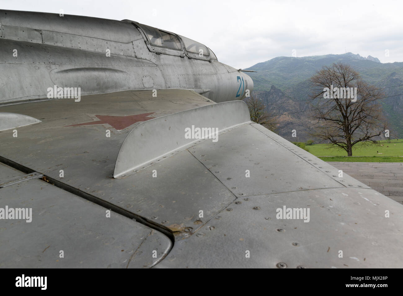 Vecchio MIG jet nella parte anteriore del Mikoyan museum di Sanahin, Lori provincia, Armenia. Foto Stock