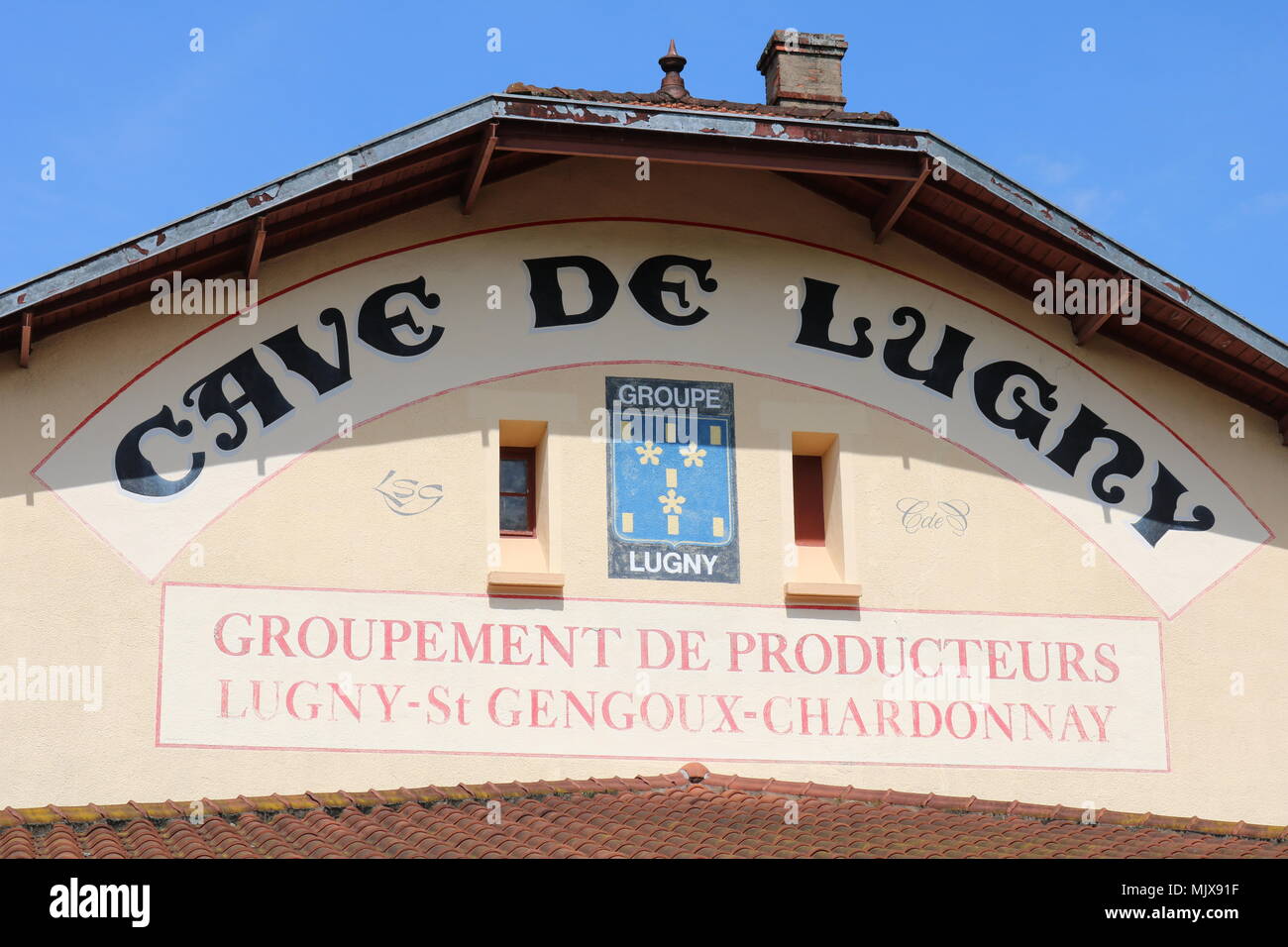 Segno in grotta de Lugny sulla vecchia vigna con cresta blu dei produttori di vino Foto Stock