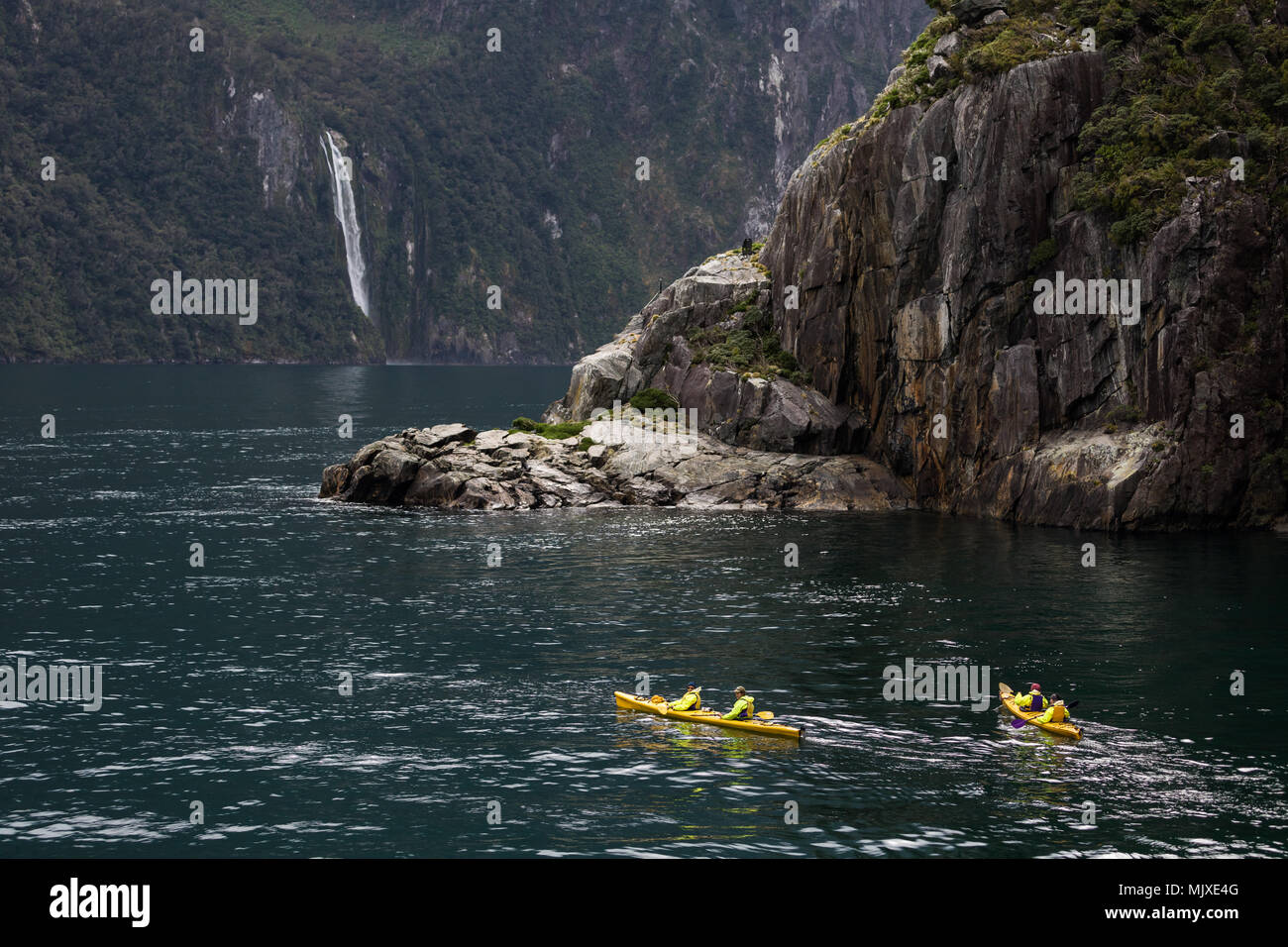 MILFORD SOUND, Nuova Zelanda - 14 novembre 2017: Kayakers godere il paesaggio e le cascate di Milford Sound, uno della Nuova Zelanda turistiche più famose Foto Stock