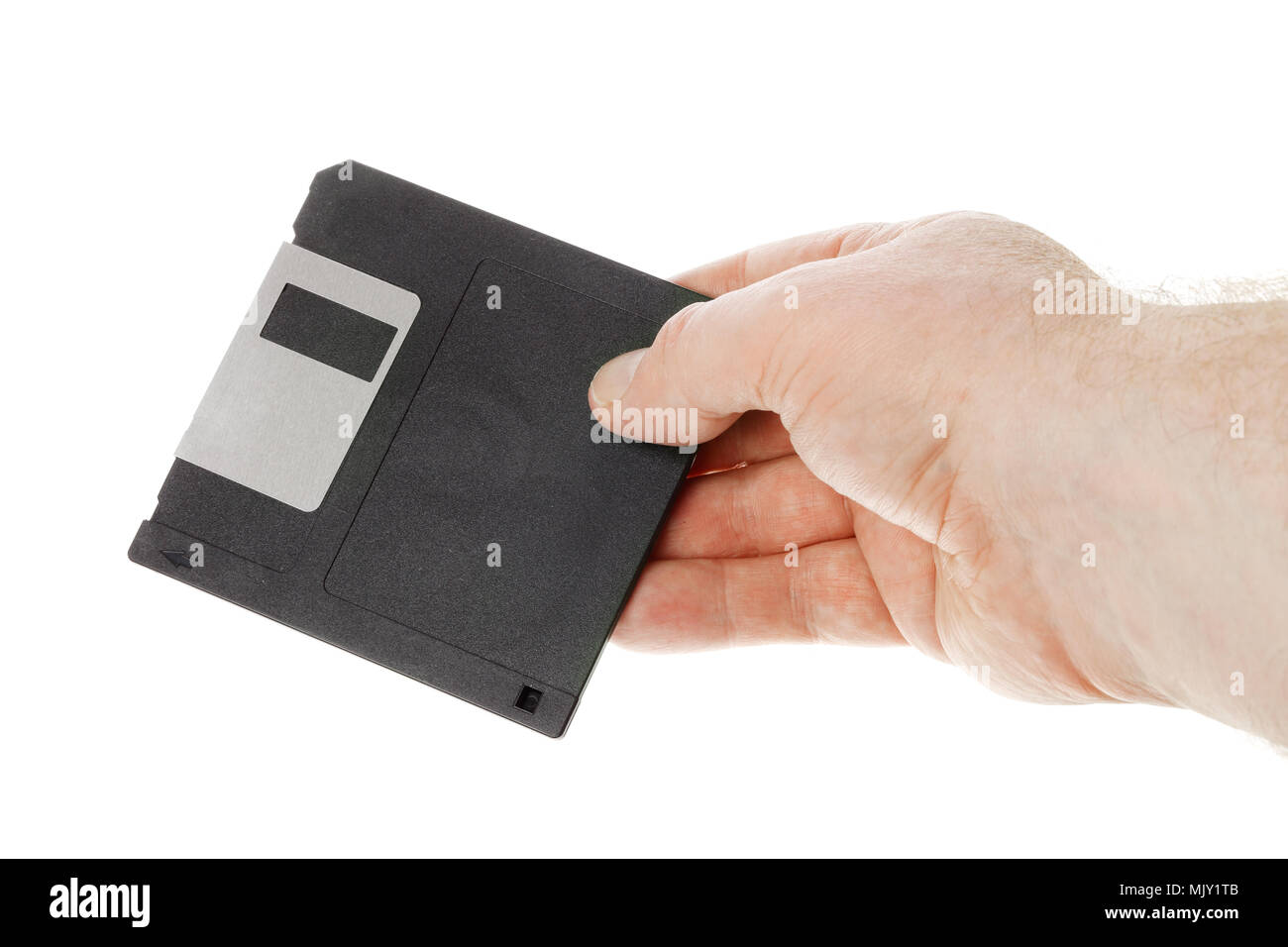 Una mano umana tenendo un nero 3 ½ pollici dischetto manetic isolato su bianco. Foto Stock