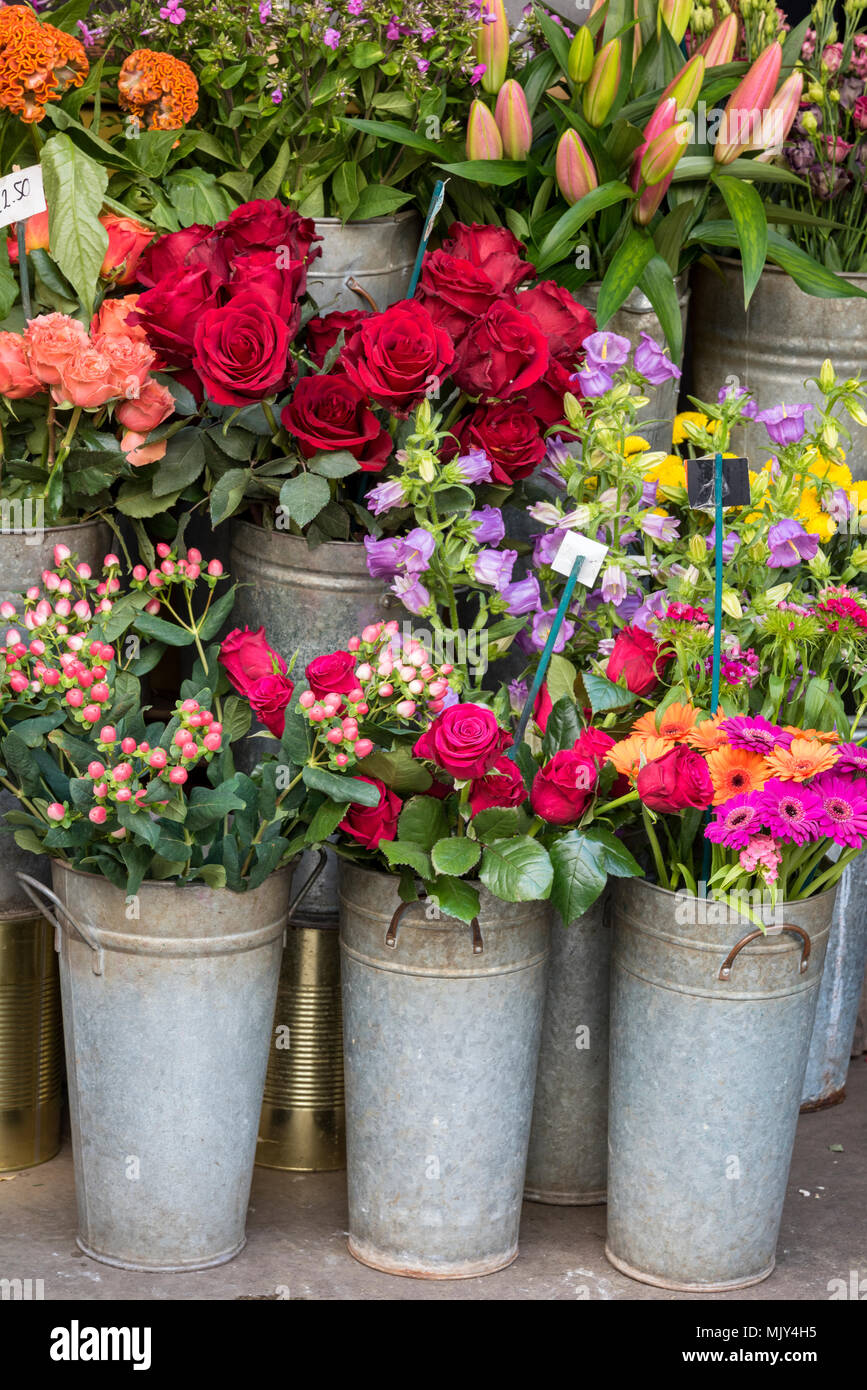 Una Selezione O Scelta Di Taglio Fresco Di Primavera Fiori Seasobal Sulla Vendita A Londra Il Mercato Di Borough Belle Fioriture E Vivaci E Colorati Vasi Di Fiore Foto Stock Alamy