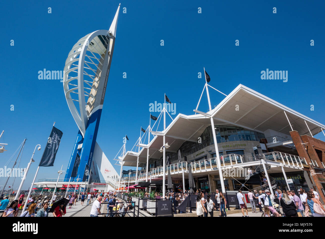I corvi del popolo e dello shopping godendo il caffè nd ristoranti sul lungomare al Gunwharf Quays shopping center retail outlet in Portsmouth. Hants. Foto Stock