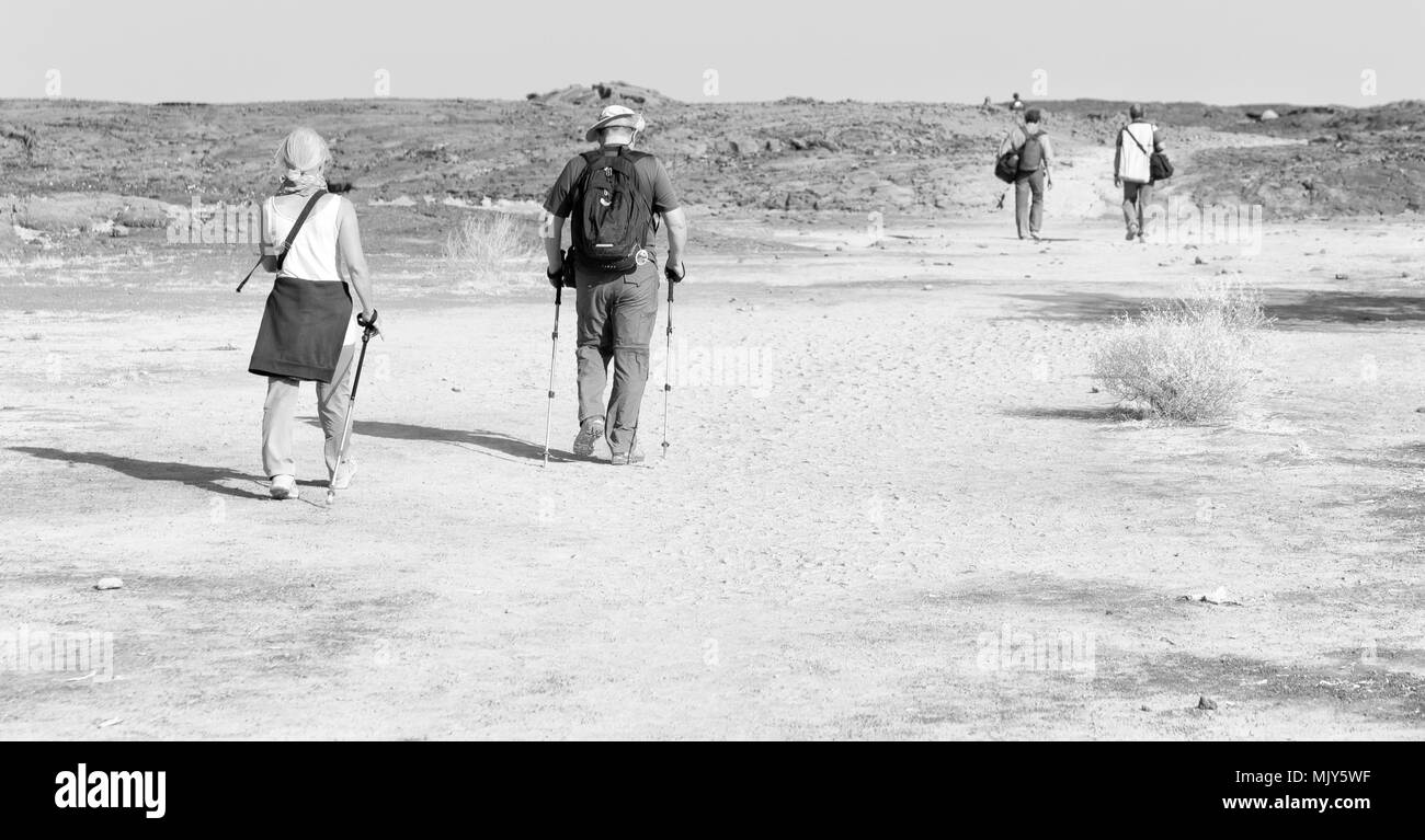 In danakil Etiopia africa il vecchio backpacker gente camminare nella terra del vulcano il concetto di vita sana e avventura Foto Stock