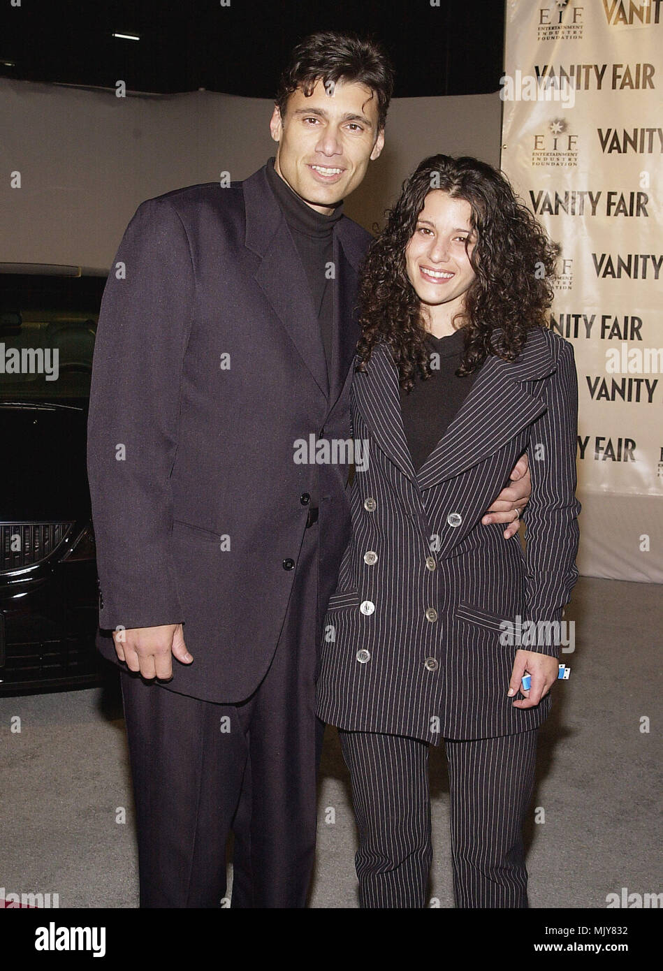 Steven Bauer e moglie arrivando a Vanity Fair e industria del divertimento foundation a Los Angeles 23/3/2001 - BauerSteven_02.jpg - BauerSteven_02.JPGBauerSteven_02 evento nella vita di Hollywood - California, tappeto rosso Evento, verticale, STATI UNITI D'AMERICA, industria cinematografica, celebrità, fotografia, Bestof, arte cultura e intrattenimento, Topix celebrità moda / dal tappeto rosso-, verticale, migliori della vita di Hollywood, evento nella vita di Hollywood - California, tappeto rosso , STATI UNITI, industria cinematografica, celebrità, movie celebrità, personaggi televisivi, musica celebrità, P Foto Stock