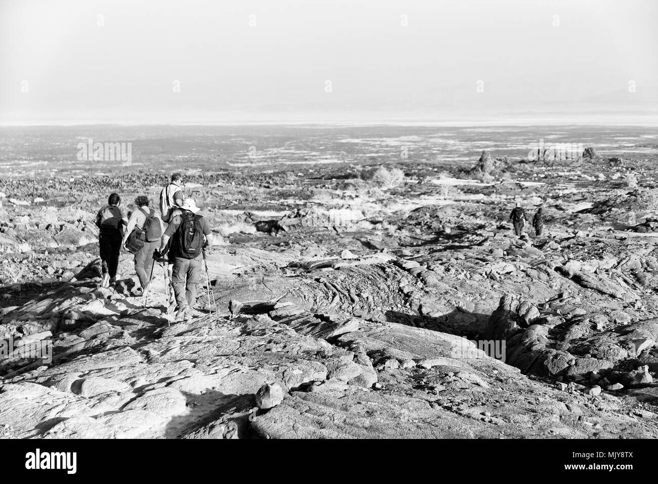 In danakil Etiopia africa il vecchio backpacker gente camminare nella terra del vulcano il concetto di vita sana e avventura Foto Stock