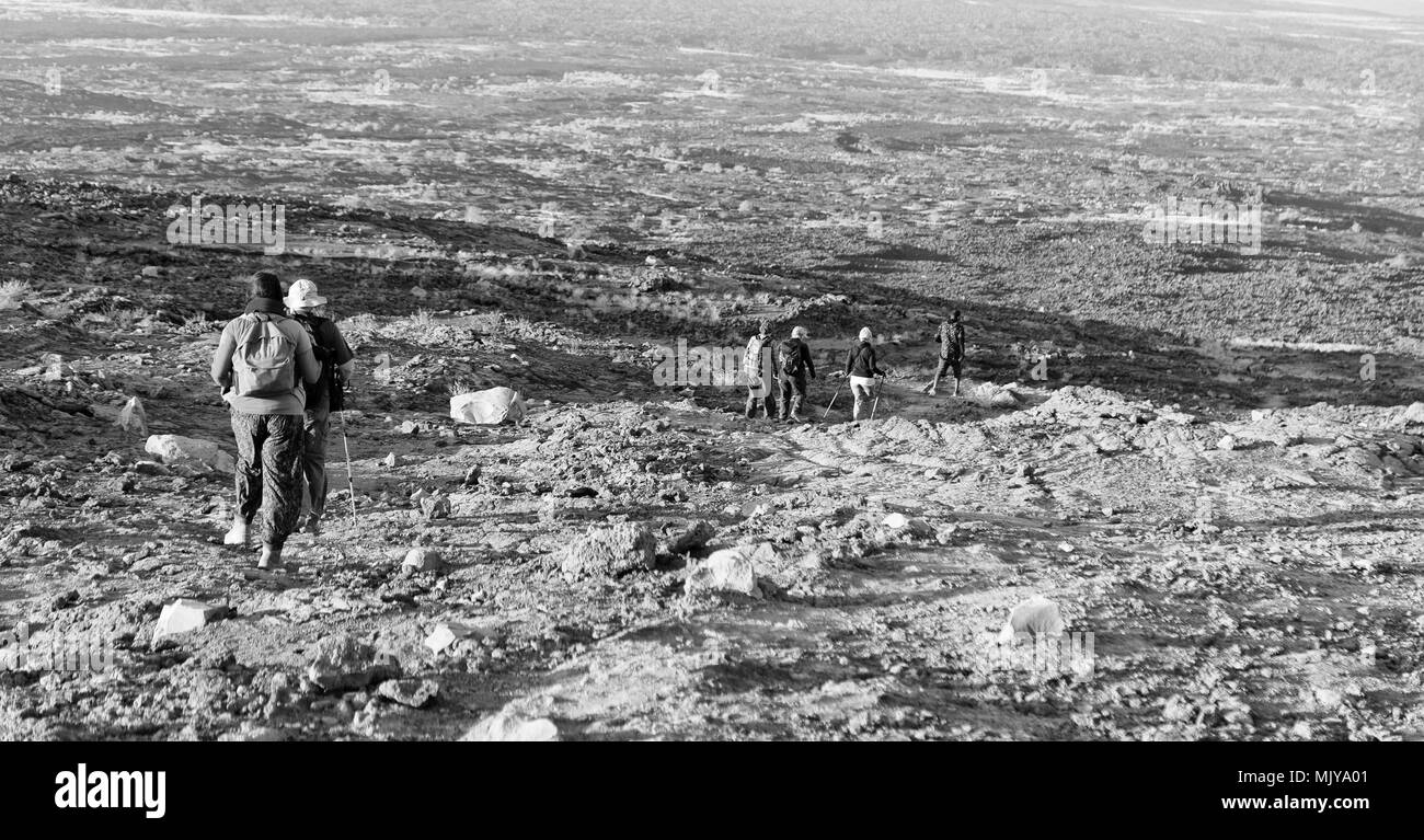 In danakil Etiopia africa il vecchio backpacker gente camminare nella terra del vulcano il concetto di vita sana e avventura Foto Stock