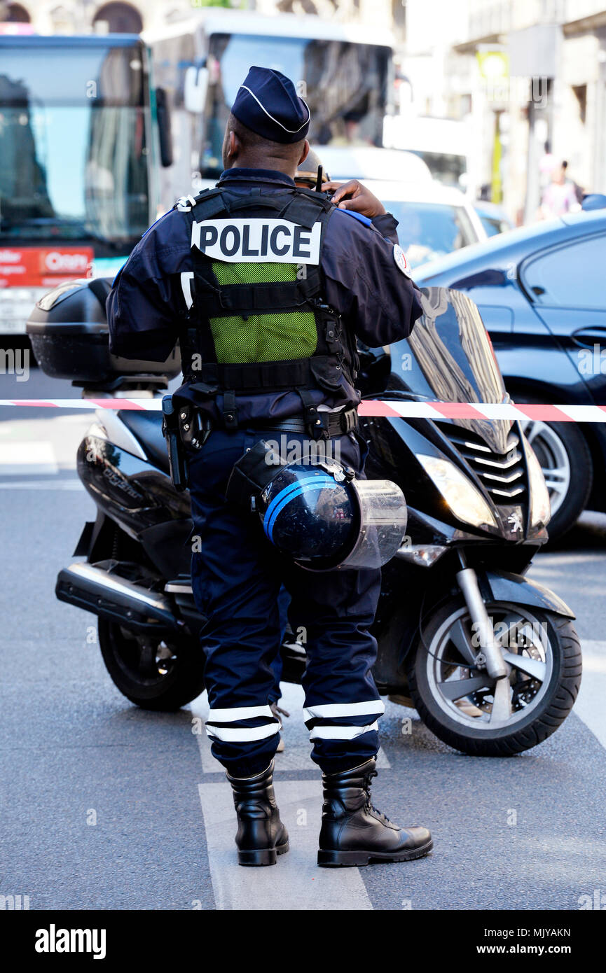 Il francese ufficiale di polizia sulla regolamentazione del traffico - Parigi - Francia Foto Stock