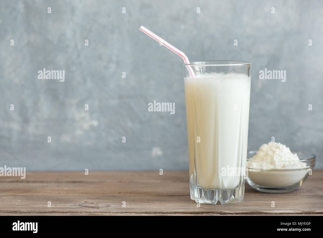 La vaniglia Protein Shake. Un sano Sport Fitness Drink con la proteina del siero di latte. Frullato di vaniglia. Foto Stock