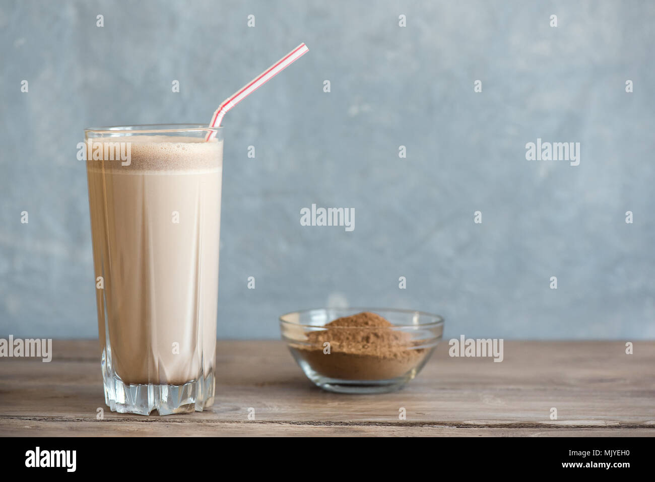 Il cioccolato Protein Shake. Un sano Sport Fitness Drink con la proteina del siero di latte. Frullato al cioccolato. Foto Stock