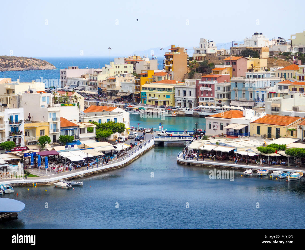 Agios Nikolaos, Grecia il lago di Voulismeni, una pittoresca città della parte orientale dell'isola di Creta con i suoi edifici colorati, Lasithi Foto Stock
