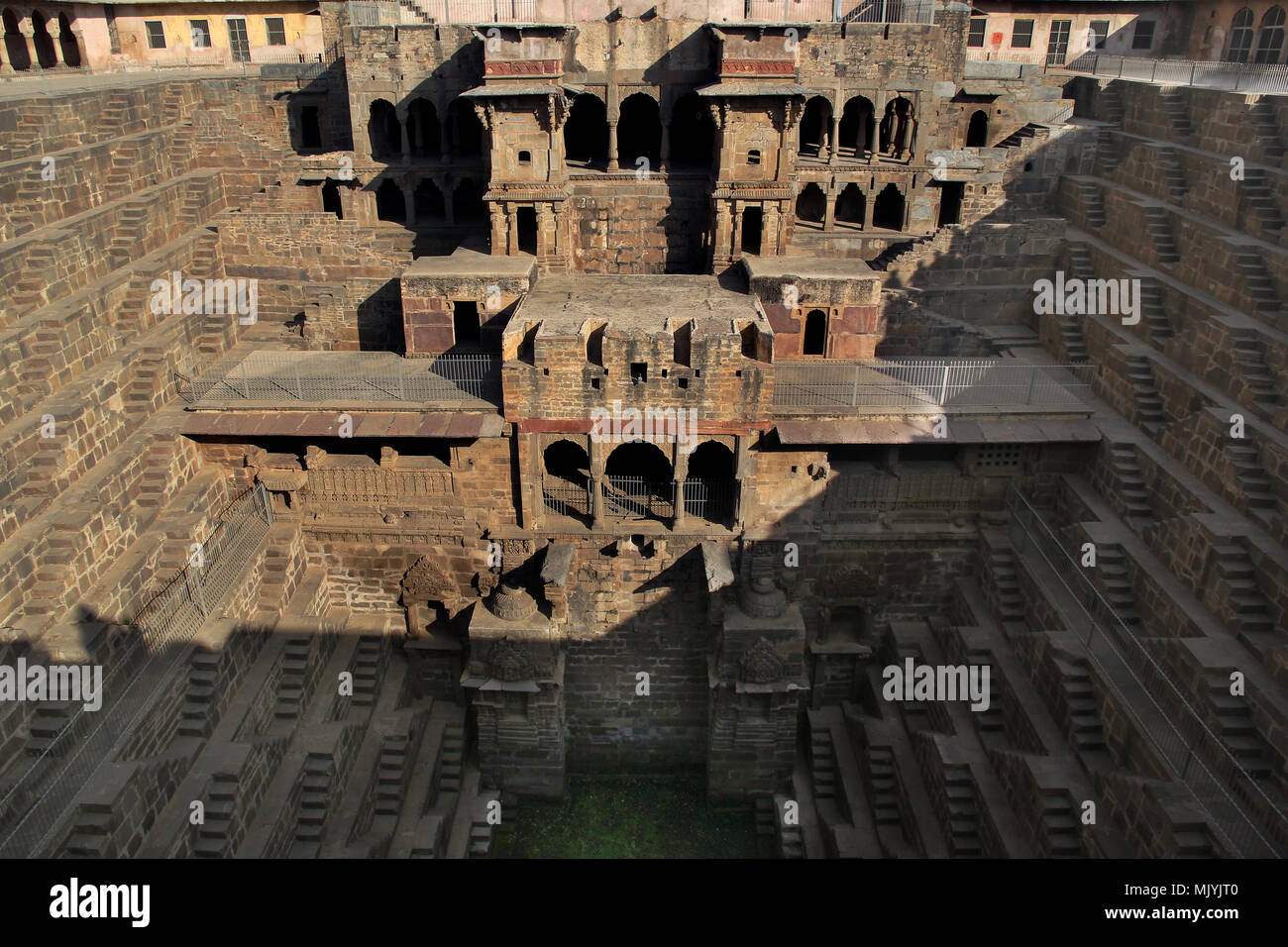 Suggestivo vecchio passo bene in India (Chand Baori nel villaggio di Abhaneri) Foto Stock