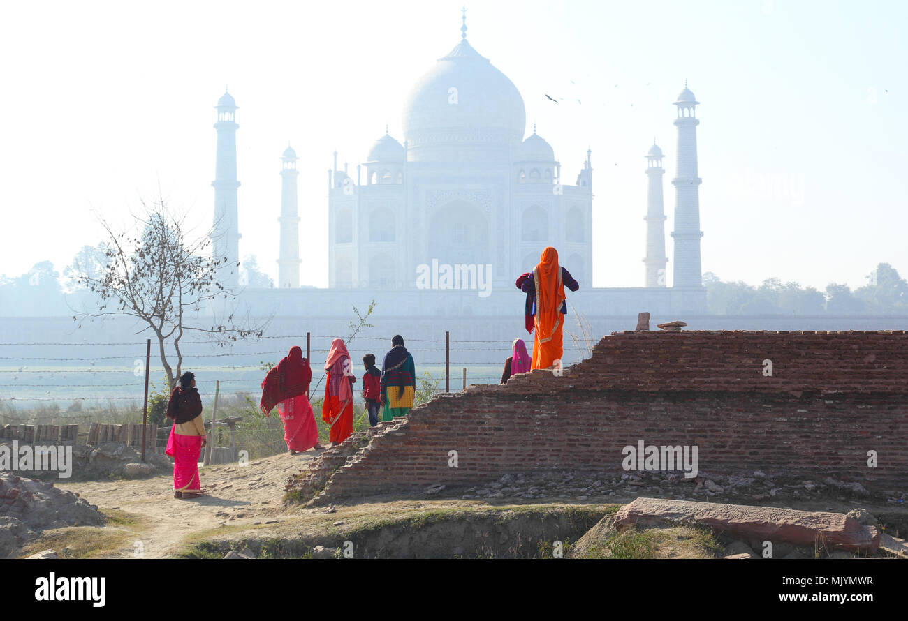Un gruppo di donne indiane visitare Taj Mahal Foto Stock