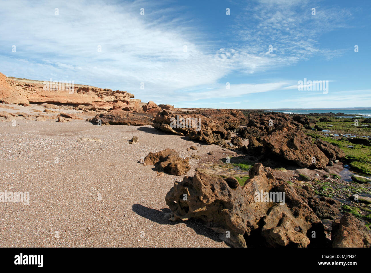 Geologia e caratteristiche geologiche e struttura di roccia sulla spiaggia e sulla costa di Cabo Dos Bahias, vicino Camarones, Chubut Provincia, Argentina, Patagonia. Foto Stock