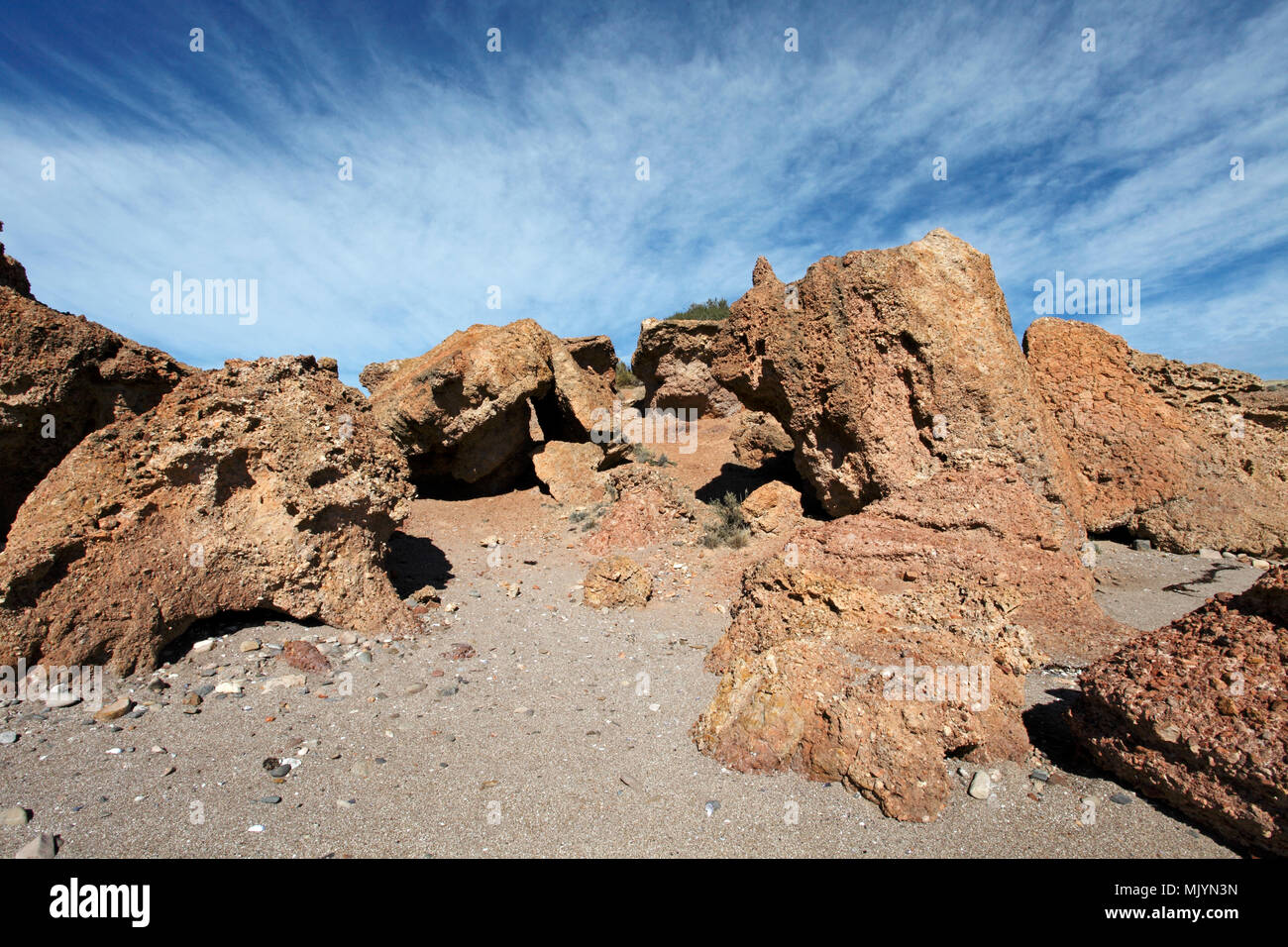 Geologia e caratteristiche geologiche e struttura di roccia sulla spiaggia e sulla costa di Cabo Dos Bahias, vicino Camarones, Chubut Provincia, Argentina, Patagonia. Foto Stock