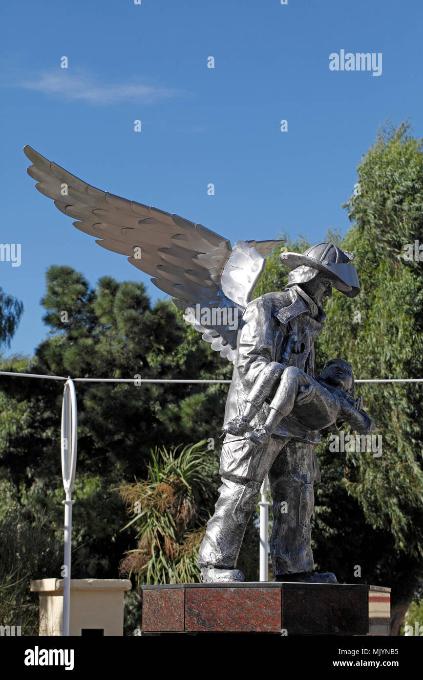 Una statua in onore della città i vigili del fuoco. Los bomberos. Puerto Madryn, Argentina, Patagonia. Foto Stock