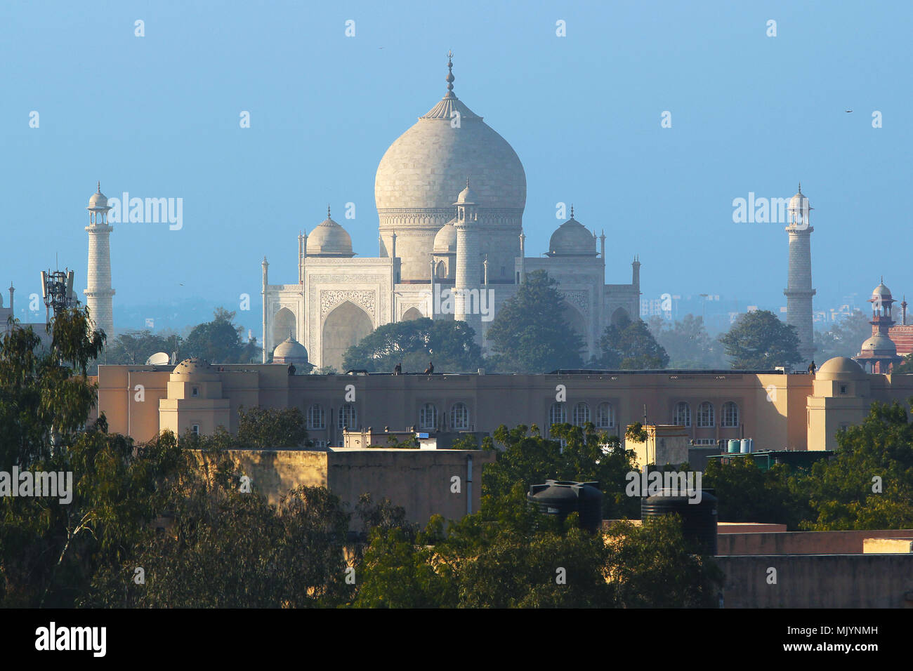 Vista sul Taj Mahal dai tetti della città di Agra Foto Stock