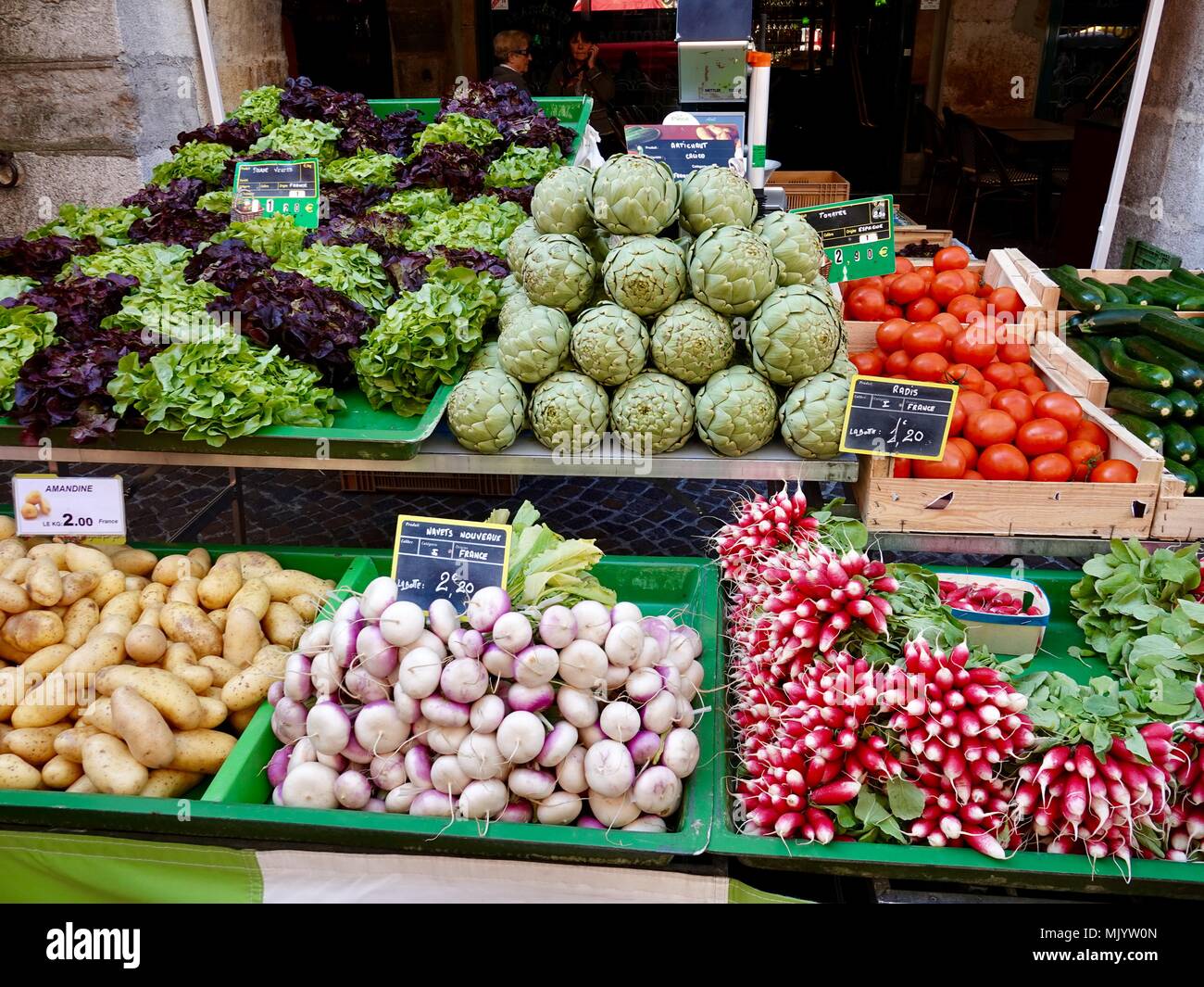 Un assortimento di verdure fresche in vendita presso la Old Town Market, Annecy, Francia. Foto Stock