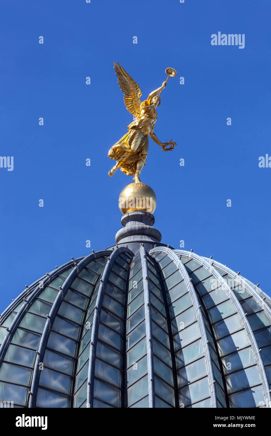 Angelo dorato sulla parte superiore dell'Accademia di Belle Arti, Albertinum, Dresda, Sassonia, Germania, Europa Foto Stock
