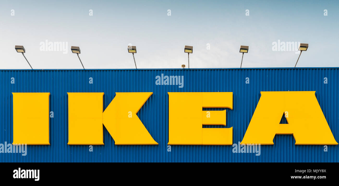 Editoriale illustrativa di un cartello gigante scritta in giallo sul lato di un edificio blu. Ikea è un ministero svedese store. Foto Stock