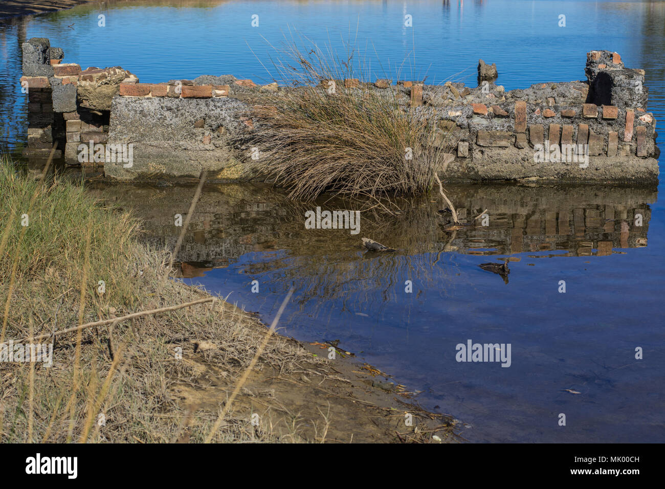 Vecchio rudere di pietra in una laguna costiera Foto Stock