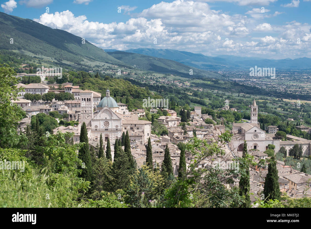 La vista di Assisi, Italia, dalla Rocca Maggiore, una bellissima collina medievale castello. Foto Stock