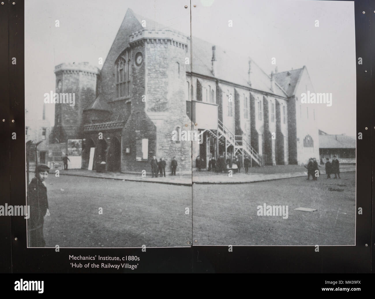 Public display del vecchio e storico immagini sulle opere di GWR, Swindon, Wiltshire, Inghilterra, Regno Unito esterno della meccanica' Istituto 1880 Foto Stock