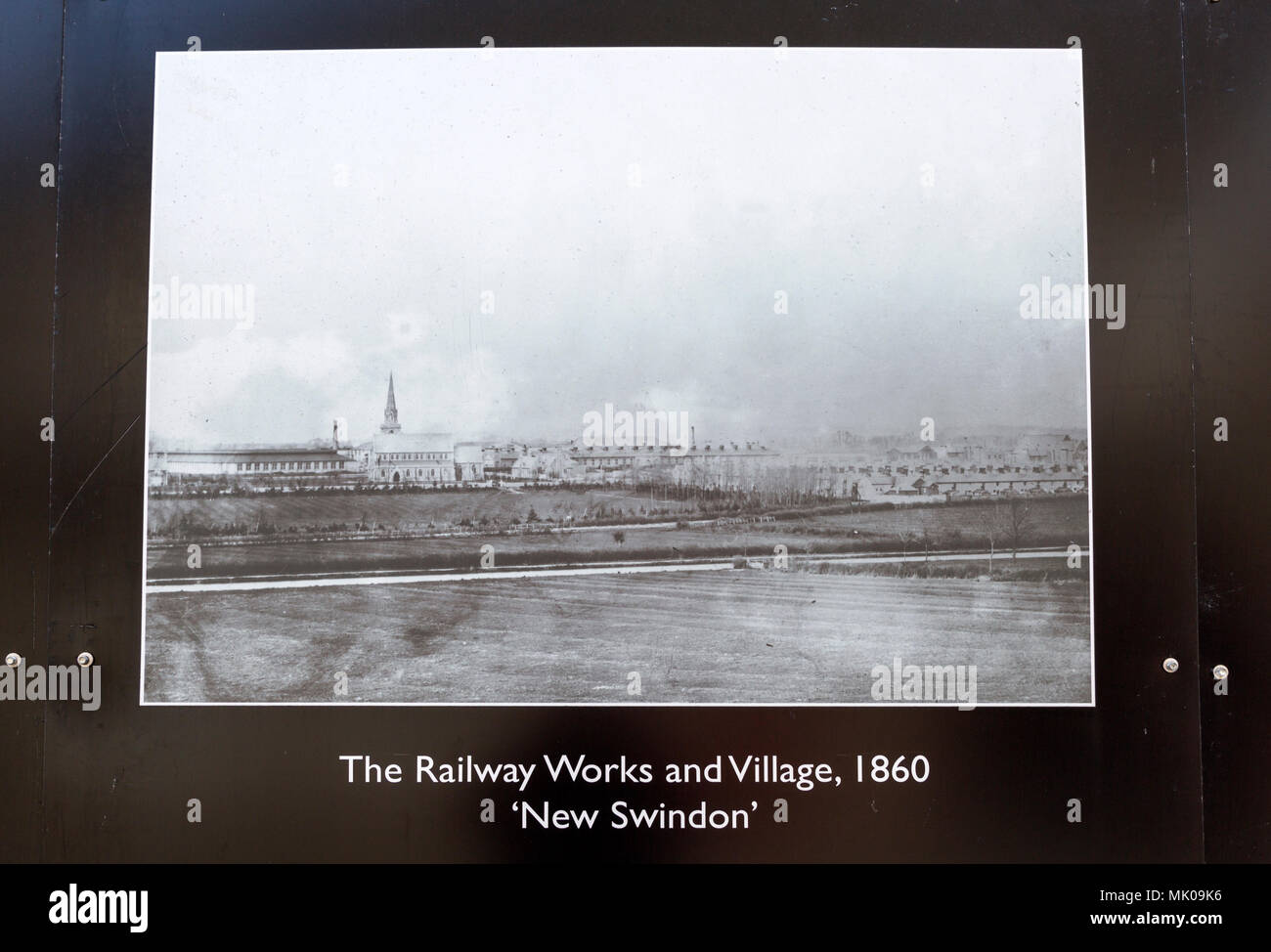 Public display del vecchio e storico immagini sulle opere di GWR, Swindon, Wiltshire, Inghilterra, Regno Unito opere ferroviarie e il borgo nuovo Swindon 1860 Foto Stock
