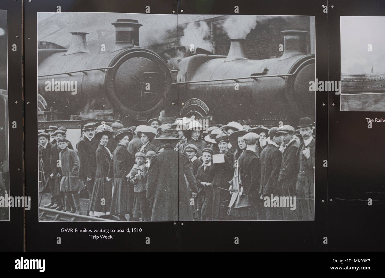 Public display del vecchio e storico immagini sulle opere di GWR, Swindon, Wiltshire, Inghilterra, Regno Unito le famiglie in attesa a bordo del treno per il viaggio di settimana 1910 Foto Stock