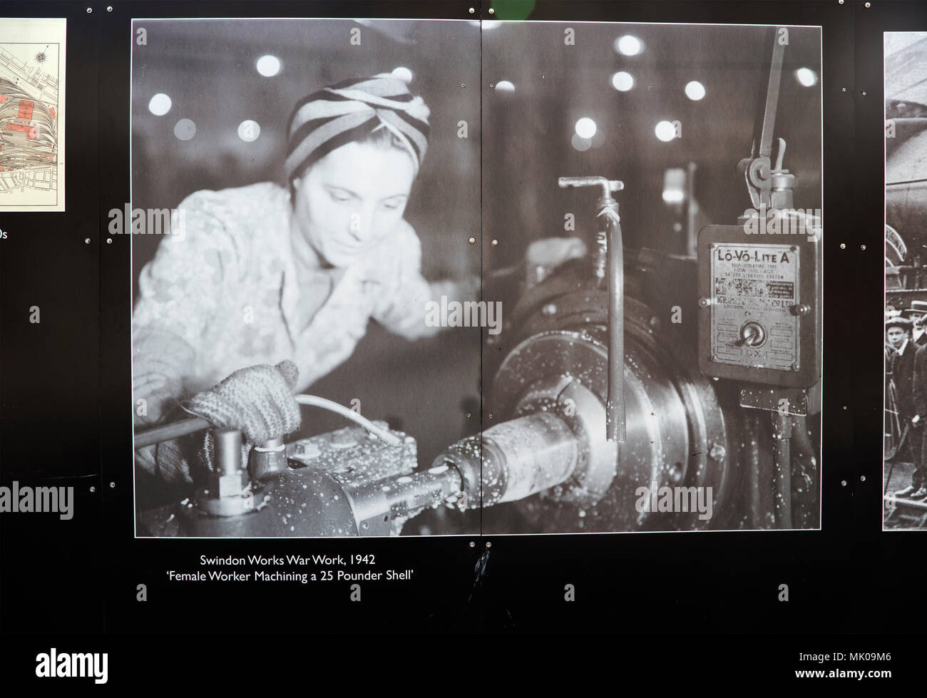 Public display del vecchio e storico immagini sulle opere di GWR, Swindon, Wiltshire, Inghilterra, Regno Unito - lavoratore di sesso femminile che la lavorazione a macchina di un 25 pounder shell 1942 Foto Stock
