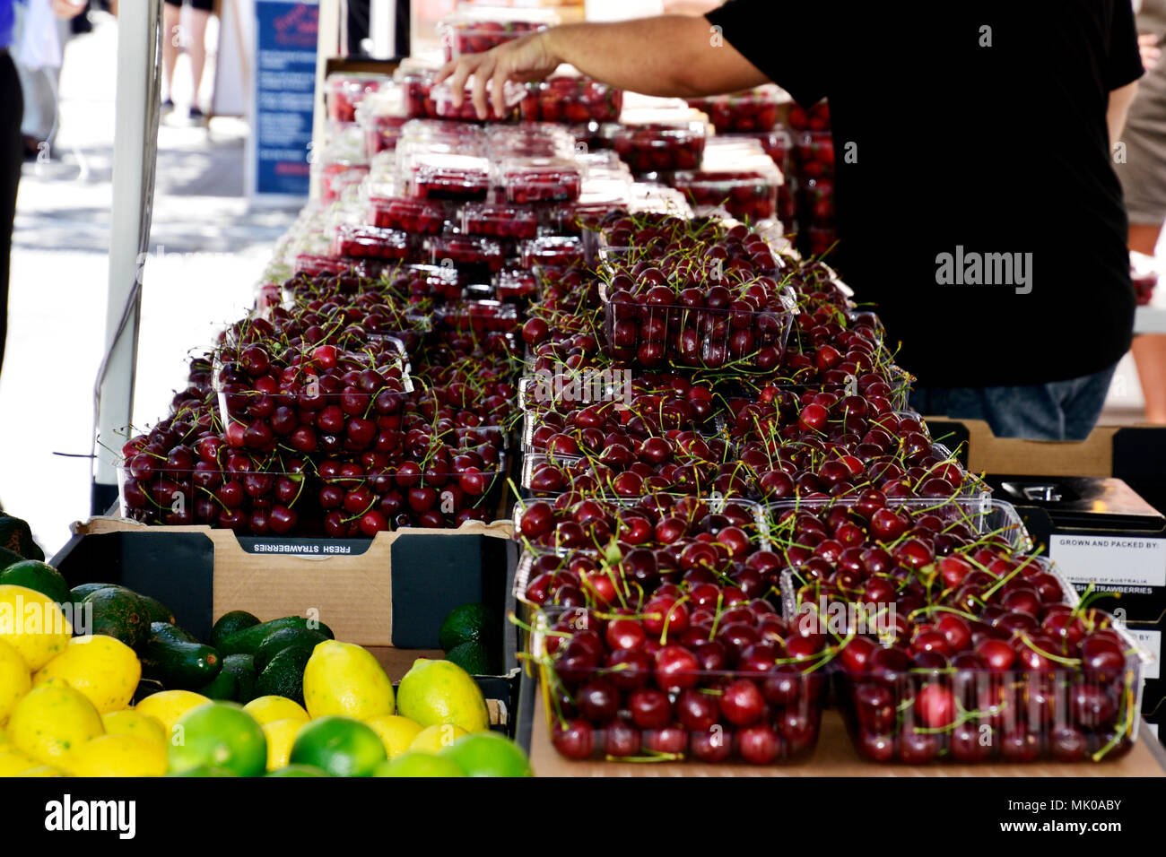 Frutta e verdura IN VENDITA SU UN MERCATO Foto Stock