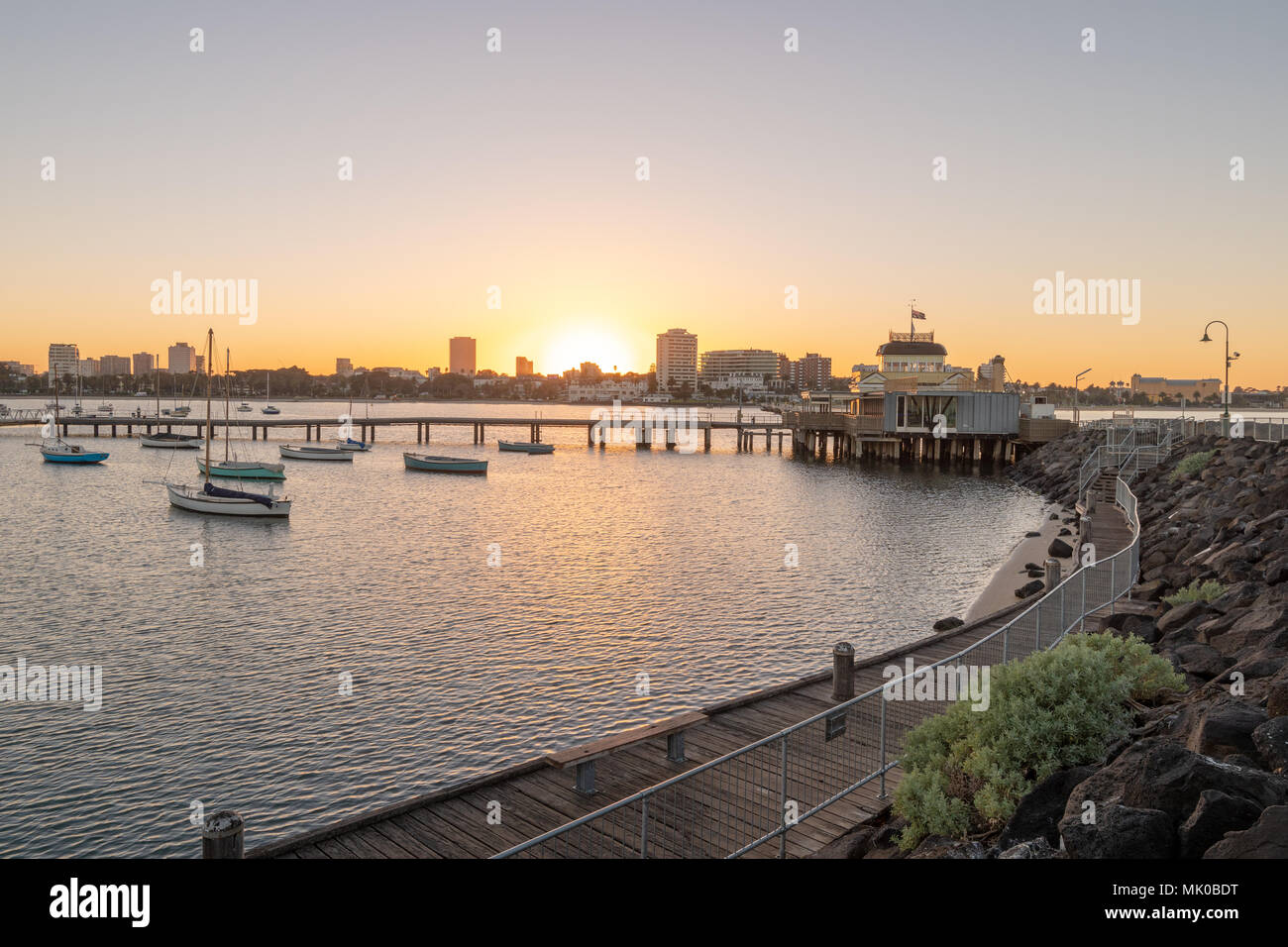 Alba sul molo e la cittadina di St Kilda, Melbourne, Australia Foto Stock