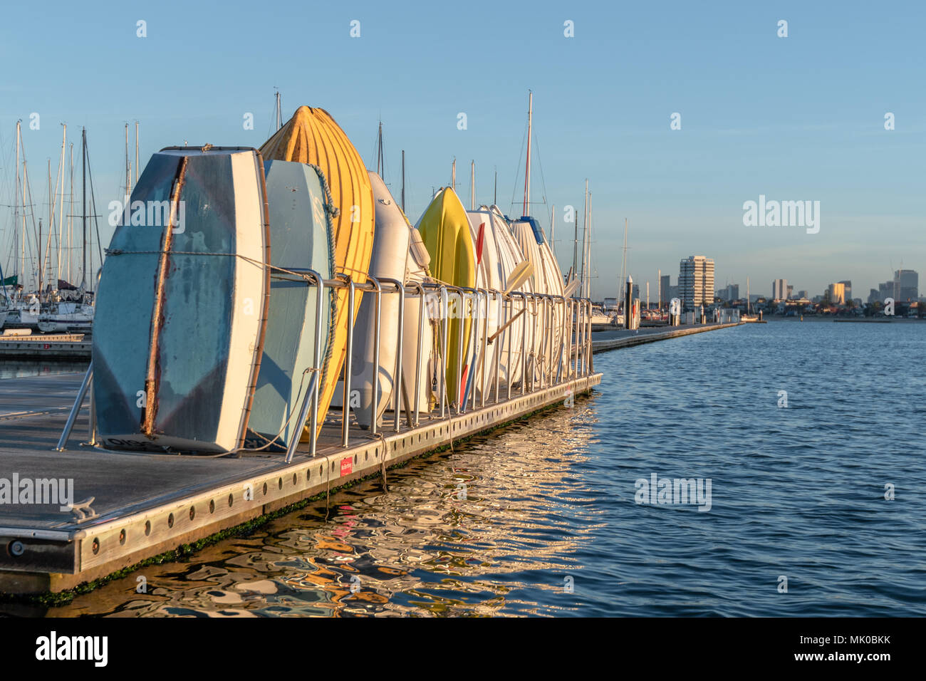 Barche a remi impilati sul Molo di St Kilda, Melbourne, Australia Foto Stock