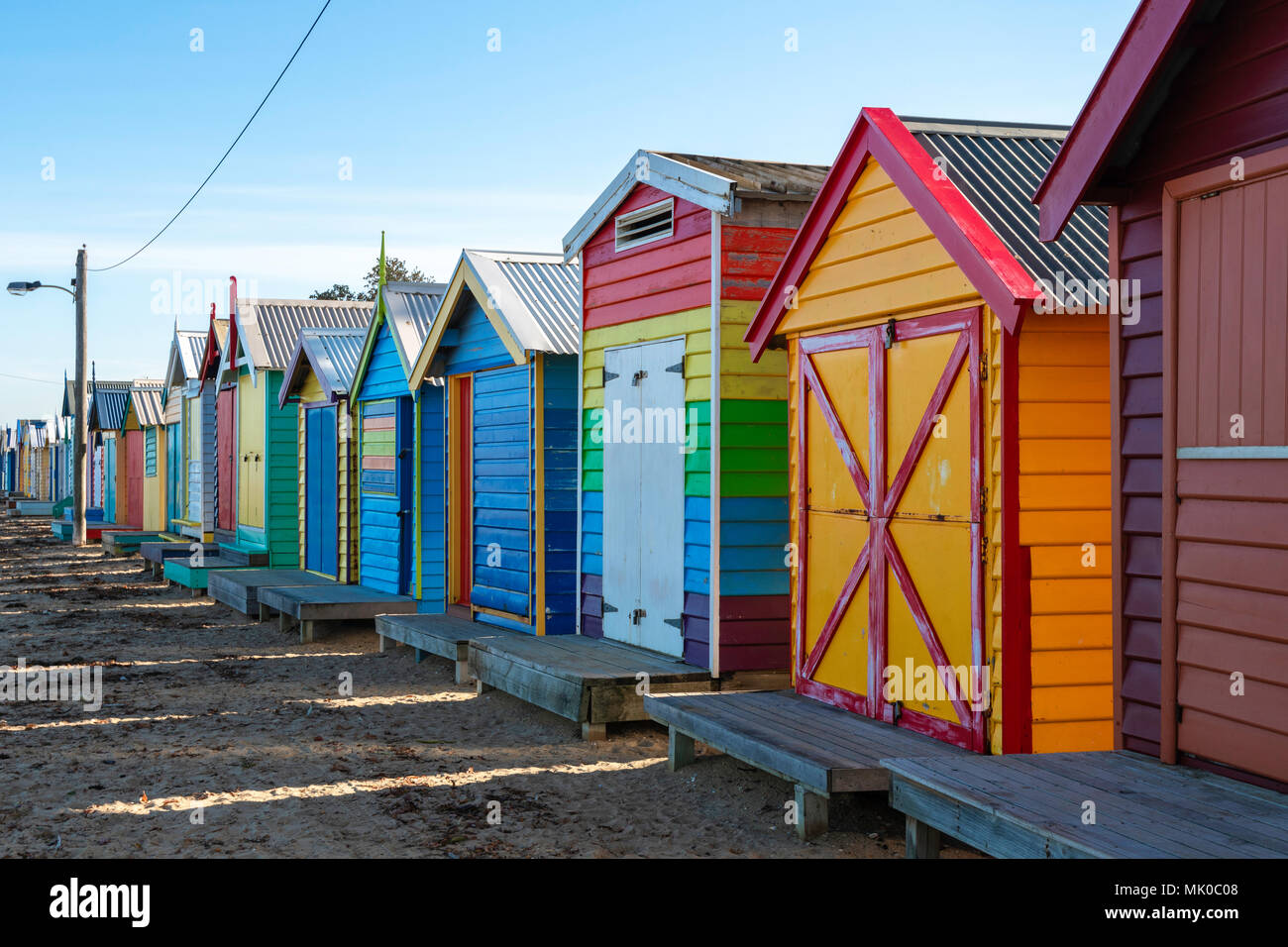 Colorate e luminose legno cabine sulla spiaggia sulla Spiaggia di Brighton vicino a Melbourne, Australia Foto Stock