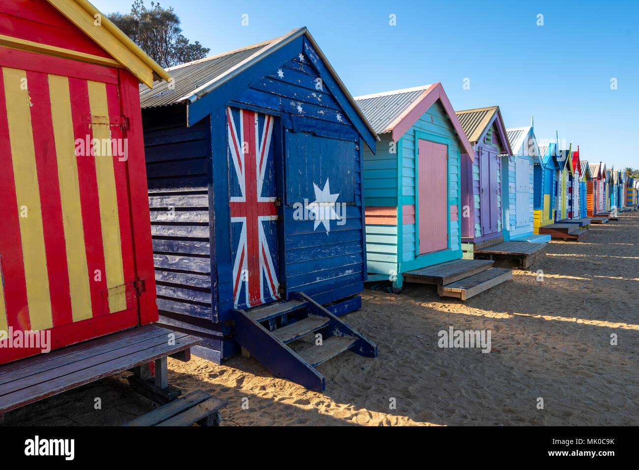 Colorate e luminose legno cabine sulla spiaggia sulla Spiaggia di Brighton vicino a Melbourne, Australia Foto Stock