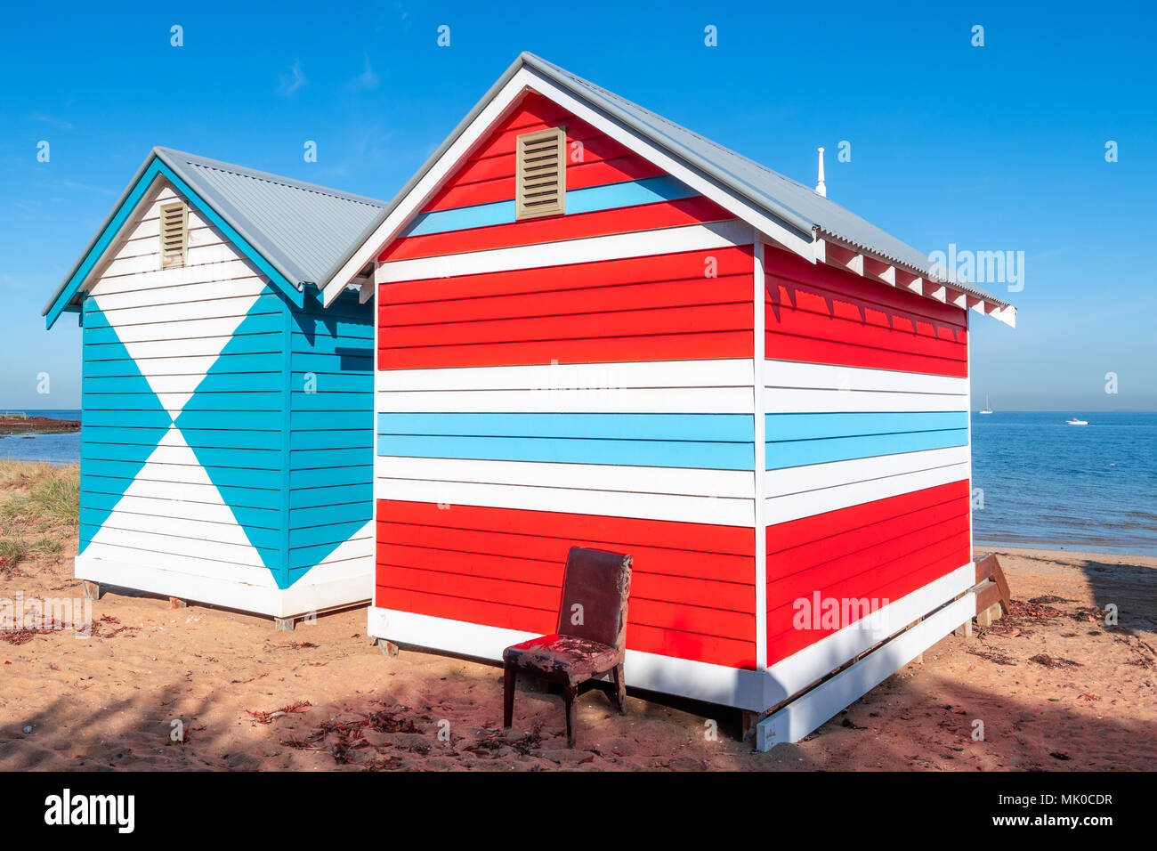Luminosa e colorata spiaggia legno capanne sulla Spiaggia di Brighton vicino a Melbourne, Australia Foto Stock