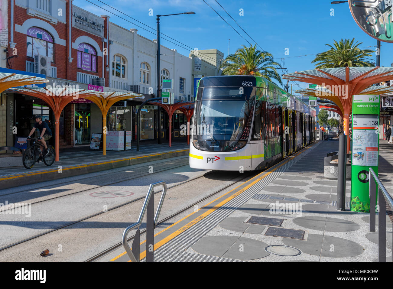 Strada Arcade in St Kilda, Melbourne, Australia con il tram parcheggiato a piattaforma di strada Foto Stock