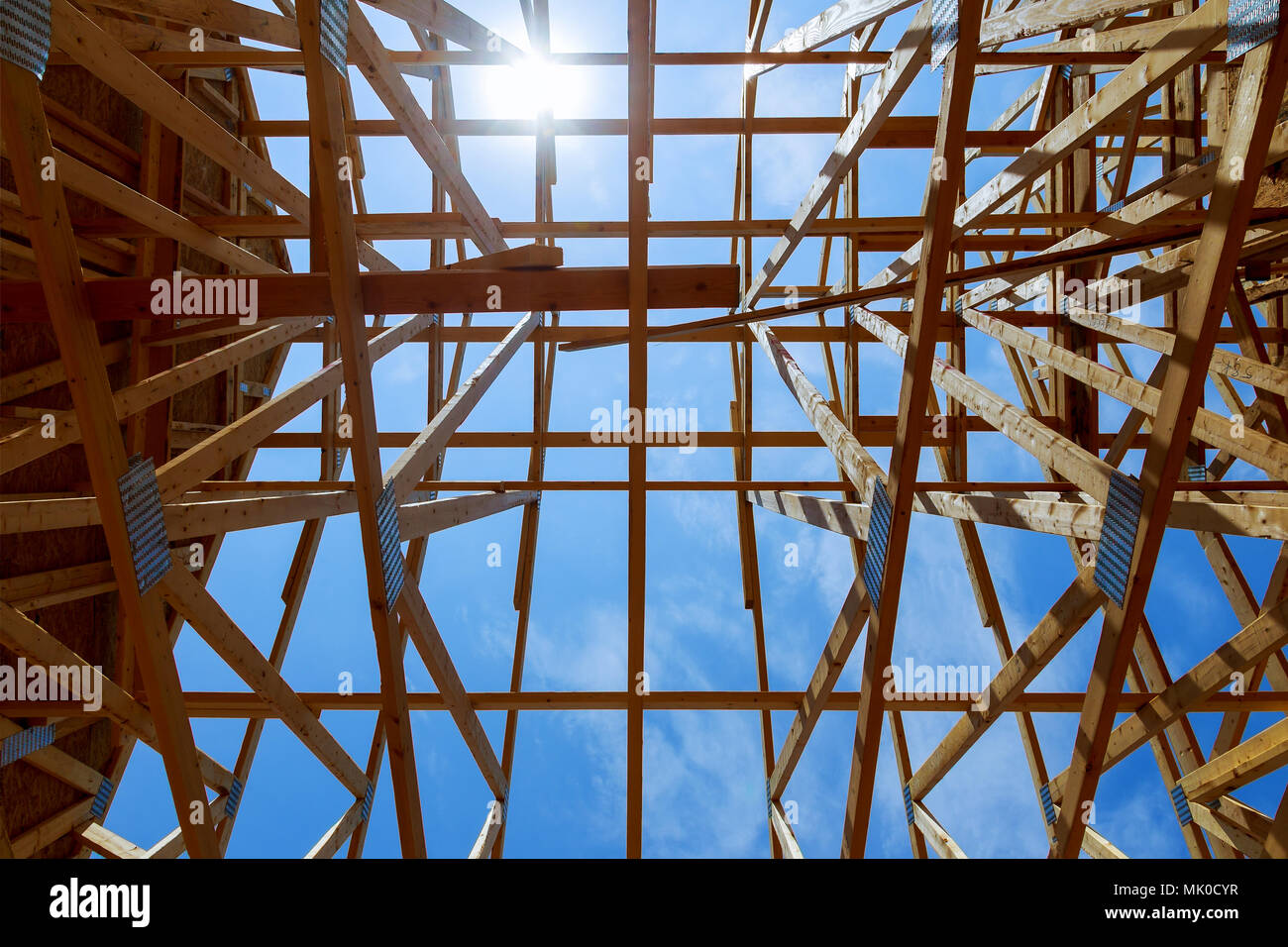 Nuova costruzione home framing contro il cielo blu, primo piano della cornice a soffitto. Foto Stock